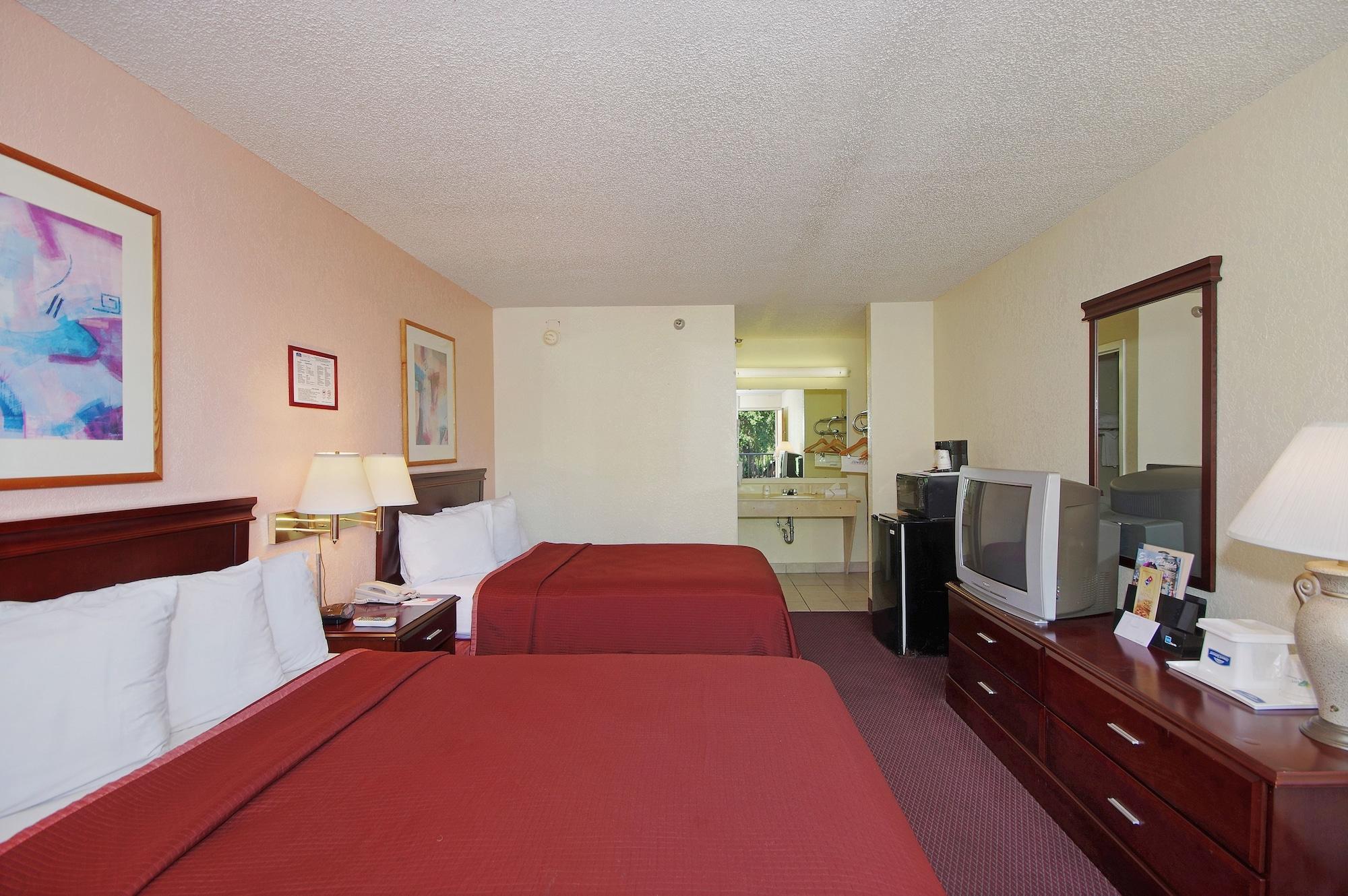 Howard Johnson By Wyndham Tropical Palms קיסימי מראה חיצוני תמונה