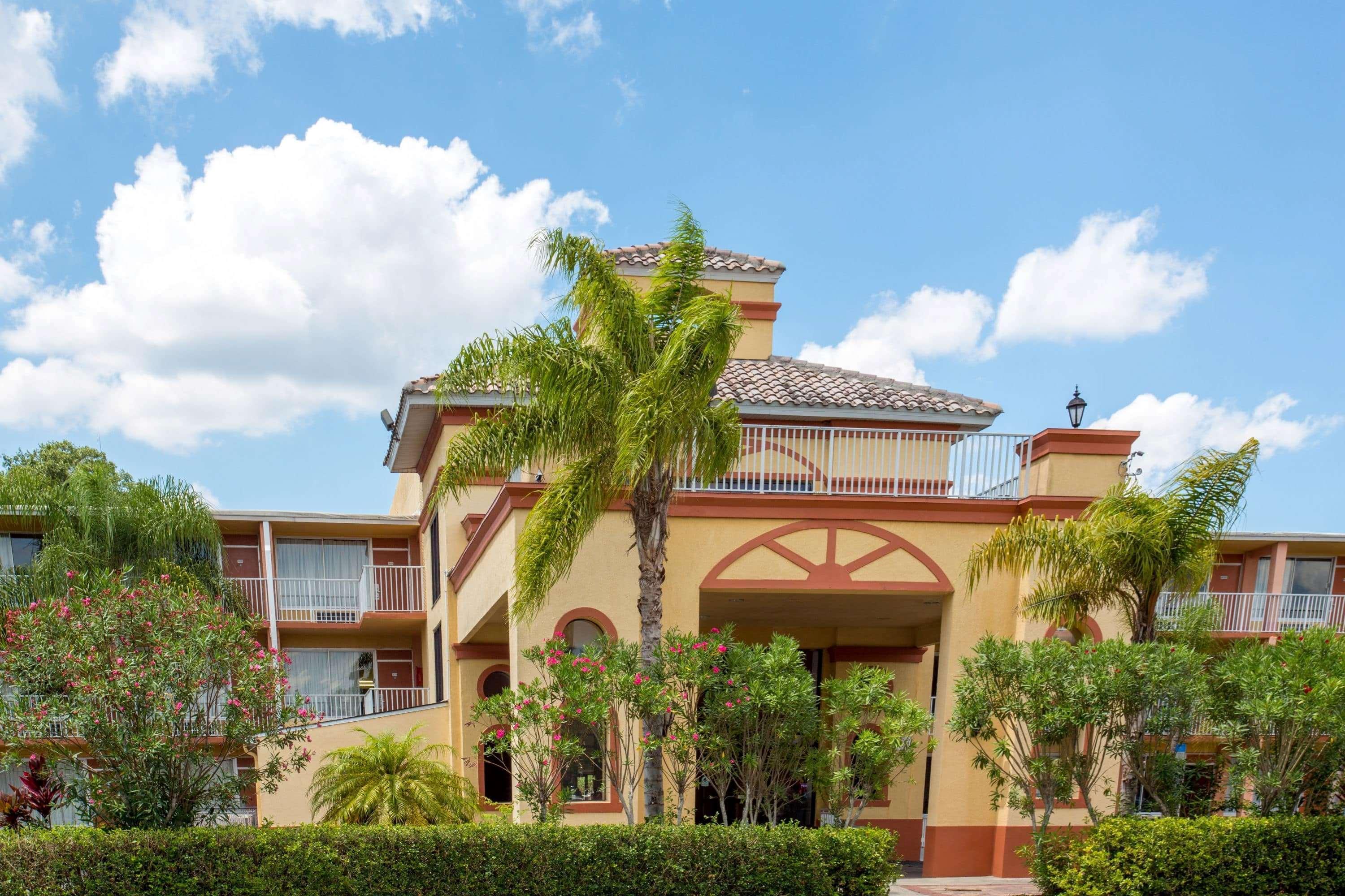 Howard Johnson By Wyndham Tropical Palms קיסימי מראה חיצוני תמונה