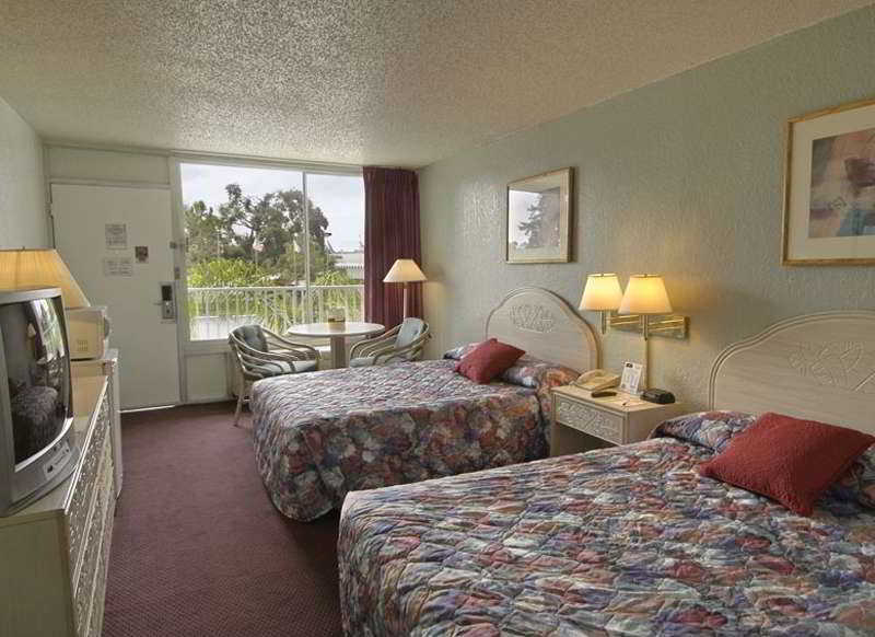 Howard Johnson By Wyndham Tropical Palms קיסימי מראה חיצוני תמונה