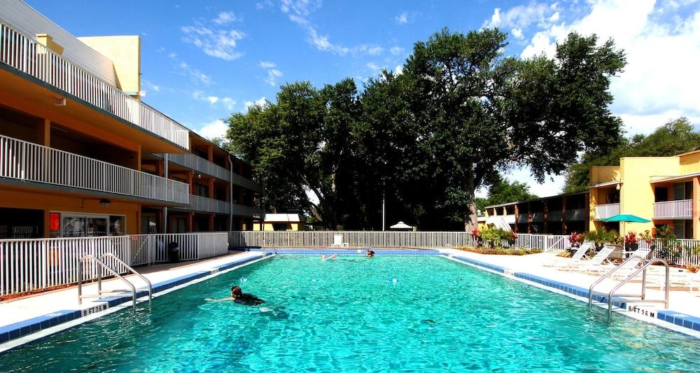 Howard Johnson By Wyndham Tropical Palms קיסימי מראה חיצוני תמונה