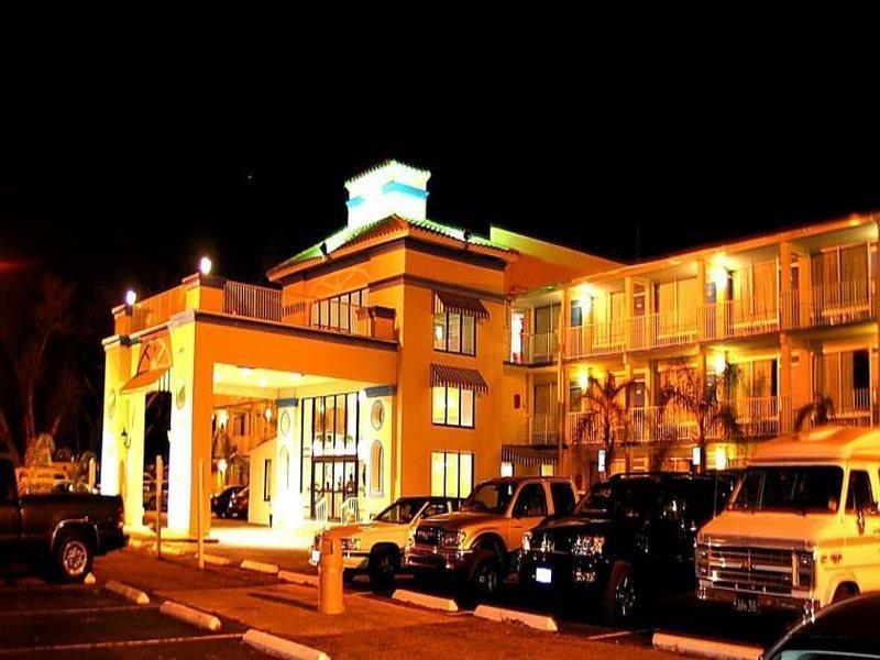 Howard Johnson By Wyndham Tropical Palms קיסימי מראה חיצוני תמונה